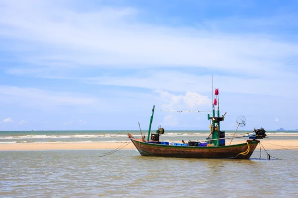 Bateau de pêche traditionnel sur la plage — Photo