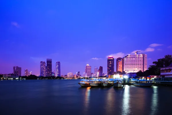 Chao phraya river at twilight with boats — Stock Photo, Image