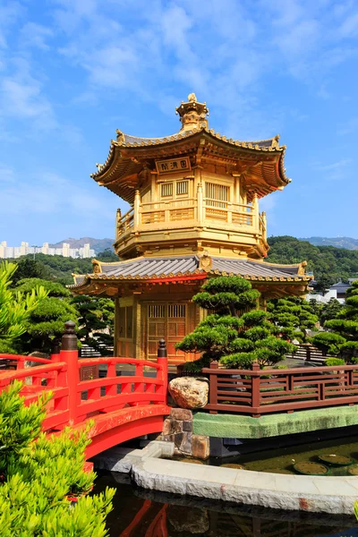 Golden pavilion of absolute perfection in Nan Lian Garden in Chi — Stock Photo, Image