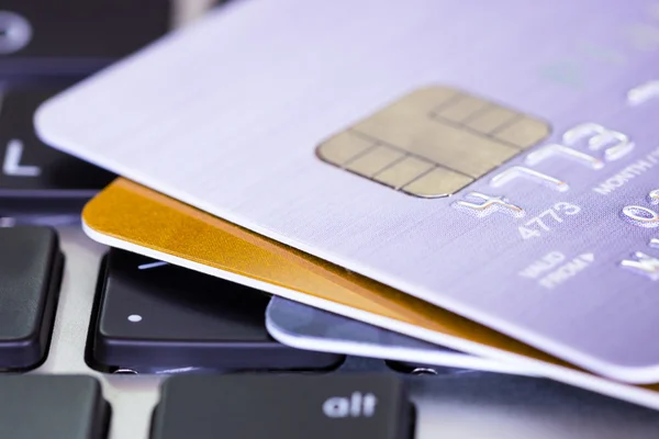 Credit cards on key board, e-commerce concept — Stock Photo, Image