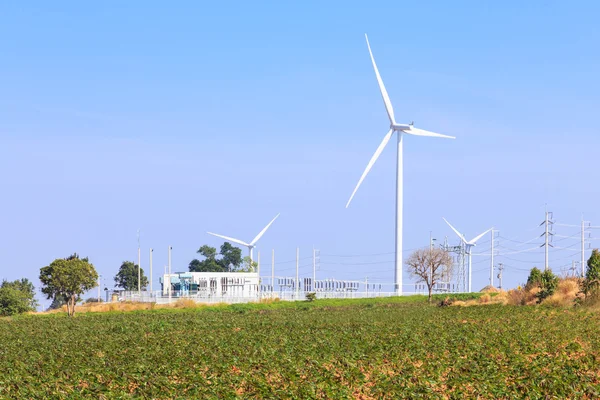 Wind turbine macht generator en elektrische station — Stockfoto
