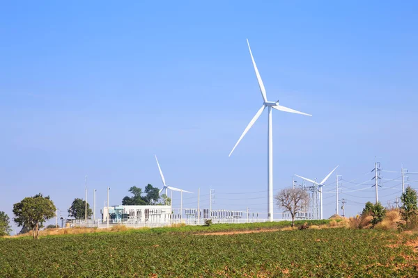 Wind turbine macht generator en elektrische station — Stockfoto