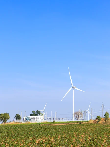 Wind turbine macht generator en elektrische station — Stockfoto