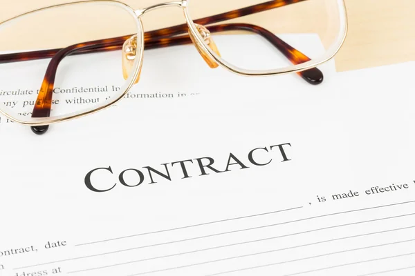 Document contractuel d'affaires avec lunettes — Photo