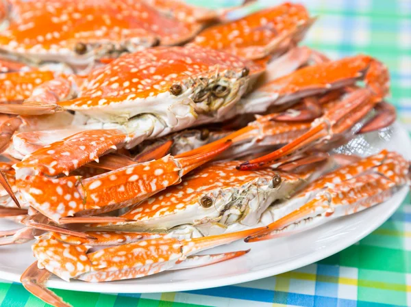 Gros plan crabes cuits à la vapeur dans un plat — Photo