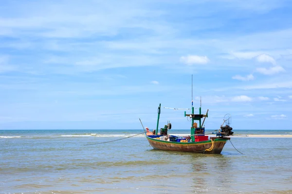 Bateau de pêche traditionnel flottant sur l'eau, la mer bleue et le ciel — Photo