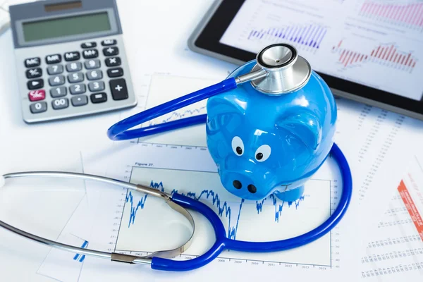 Stethoskop und Sparschwein für Krankenversicherungskonzept — Stockfoto