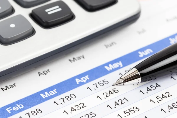 Анализ финансовых отчетов ручкой и калькулятором — стоковое фото