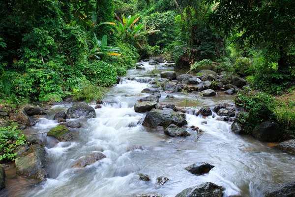 Cachoeira de Nang Rong no parque nacional de Khao Yai, Nakhon Nayok, Tha — Fotografia de Stock