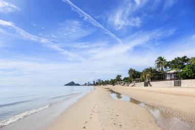 Güneşli bir gün sahilde Hua Hin