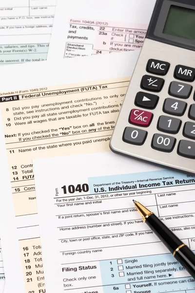 Φορολογική μορφή με στυλό και αριθμομηχανή έννοια φορολογία — Φωτογραφία Αρχείου
