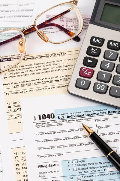 Daňový formulář s perem, kalkulačka a koncept zdanění brýle — Stock fotografie