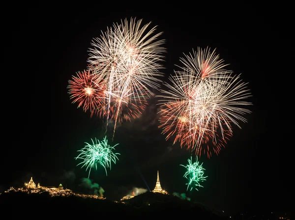 Fuegos artificiales sobre el Palacio de Khao Wang, Petchaburi, Tailandia —  Fotos de Stock