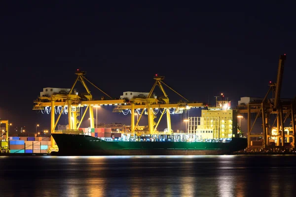 Buque de carga de contenedores en puerto — Foto de Stock