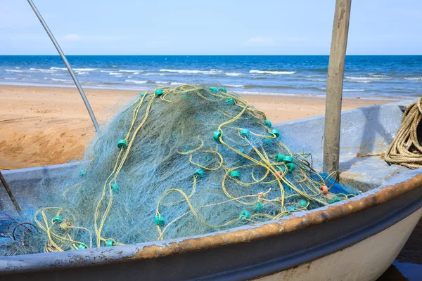 Fisknät på en båt vid stranden — Stockfoto