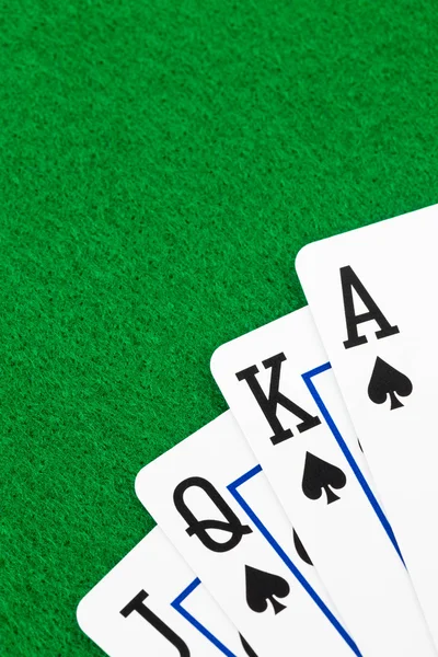 Royal flush poker bermain kartu di green felt — Stok Foto