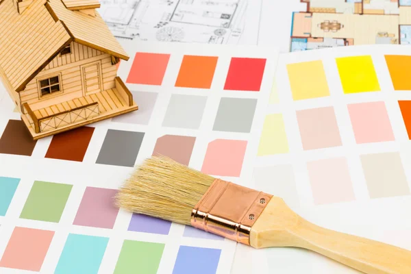 Catálogo de muestras de color de pintura con pincel, dibujo y modelo de casa — Foto de Stock