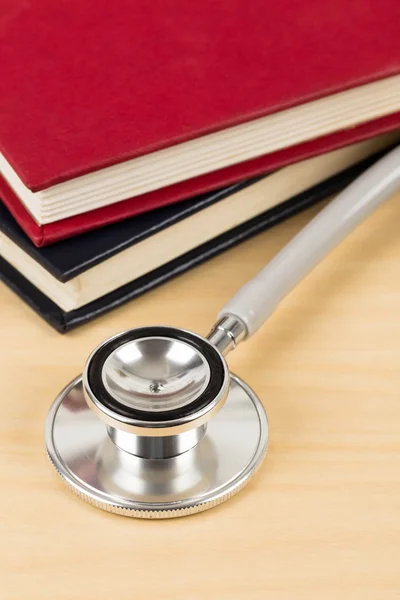 Stethoskop und Lehrbuchkonzept für die medizinische Ausbildung — Stockfoto