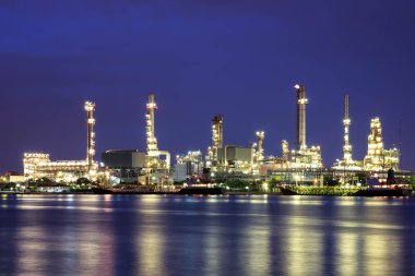 Petrol rafinerisi yansıması ile alacakaranlıkta
