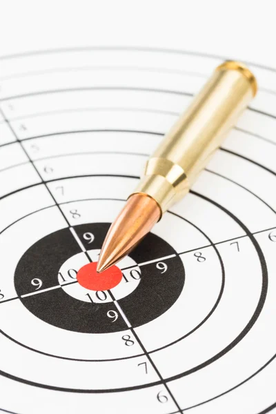 Rifle bullet över målet bakgrund — Stockfoto
