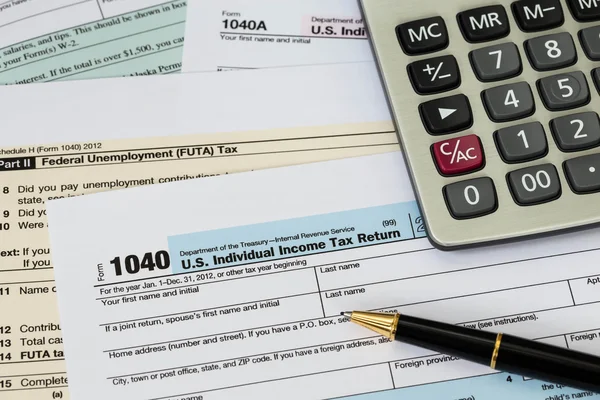 Tax form with pen, and calculator taxation concept — Stock Photo, Image