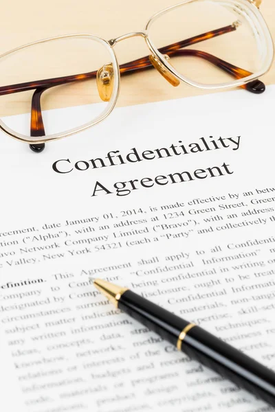 Titoktartási megállapodás dokumentum szemüveg közelről — Stock Fotó