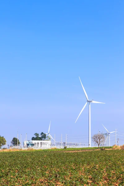 Wind turbine macht generator en elektrische station — Stockfoto