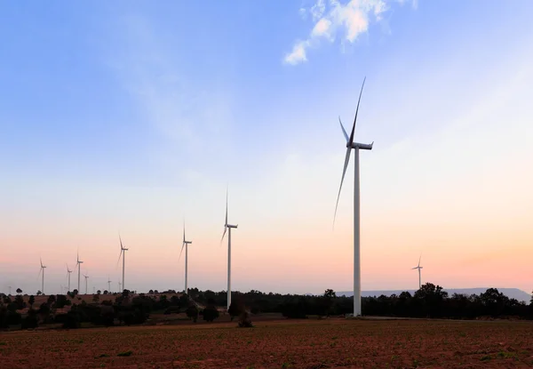 Vindturbingenerator i skumringen – stockfoto