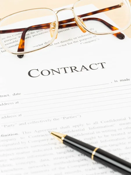 Документ делового договора с ручкой и очками — стоковое фото