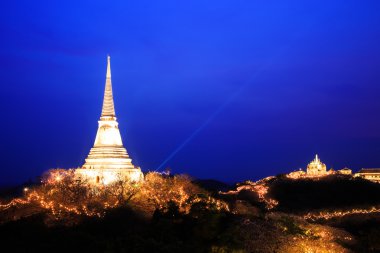 Tapınak Festivali sırasında Petc Khao Wang Sarayı'nda dağ üstüne