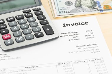 hesap makinesi ve Doları banknot ile fatura