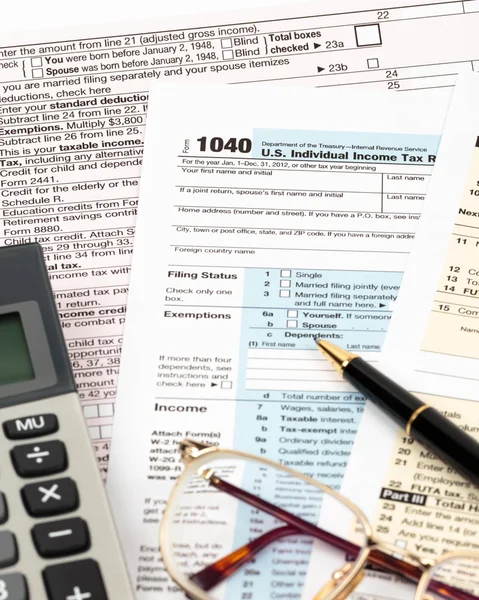 ペン、電卓、およびガラスの課税の概念と税務フォーム — ストック写真