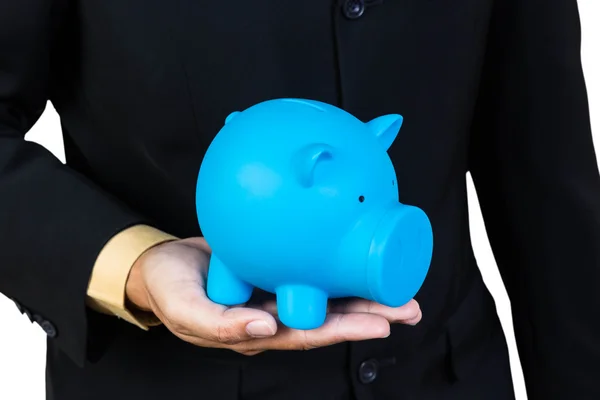 Empresário segurar banco porquinho azul no fundo branco — Fotografia de Stock