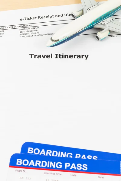 Itinerario de viaje con espacio para copias, modelo de avión y tarjeta de embarque — Foto de Stock