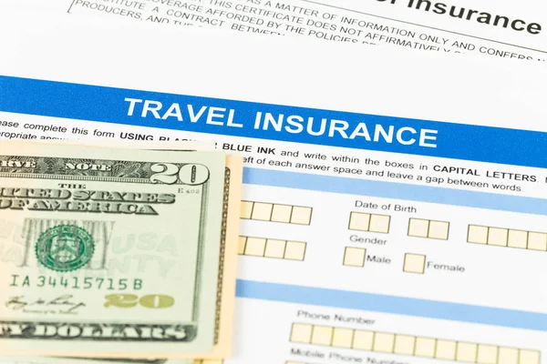 Modulo di domanda di assicurazione di viaggio con banconota in dollari — Foto Stock