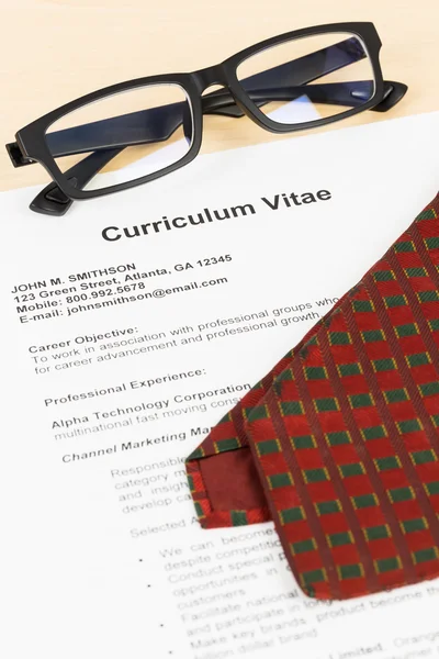 Curriculum vitae или CV с очками и галстуком на шее; концептуальная работа a — стоковое фото