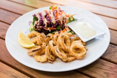 derin kızarmış kalamar veya kalamar sosu ahşap tablo