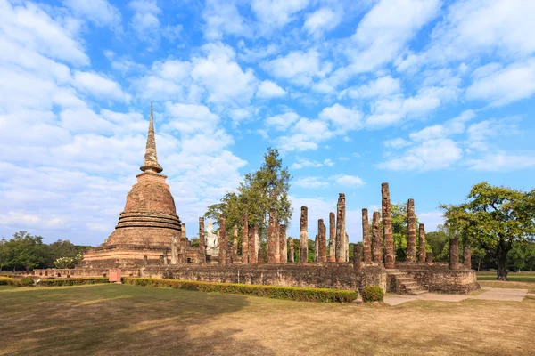 Chapel and Buddha statue in Wat Sa Si, Shukhothai Historical Par — Stock Photo, Image