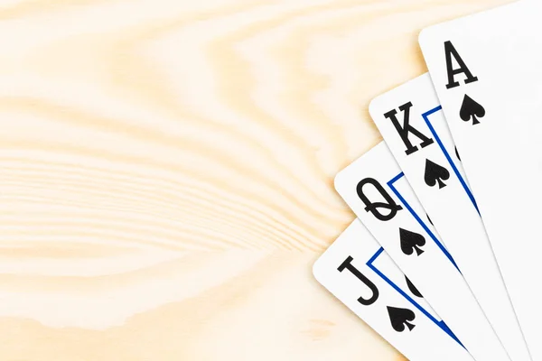 Royal flush poker oyun kağıtları ahşap arka plan üzerinde — Stok fotoğraf
