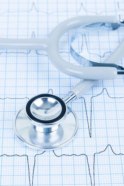 Стетоскоп о концепции кардиограммы для лечения сердца — стоковое фото
