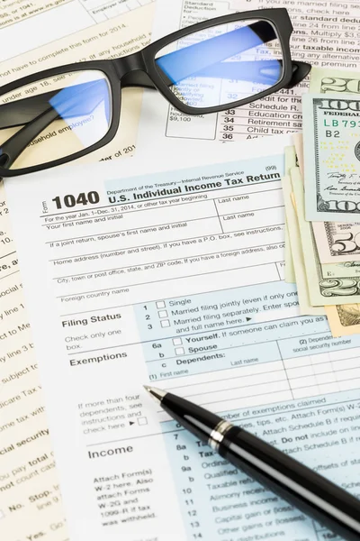 Forma fiscale con occhiali, penna e concetto di tassazione delle banconote — Foto Stock