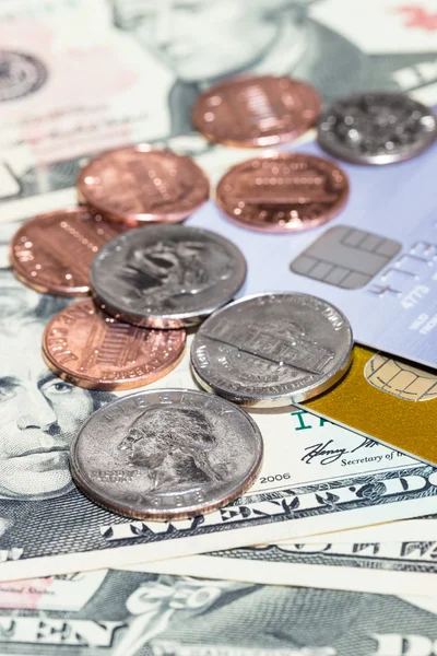 Nota, moedas e cartão de crédito em dólares americanos — Fotografia de Stock