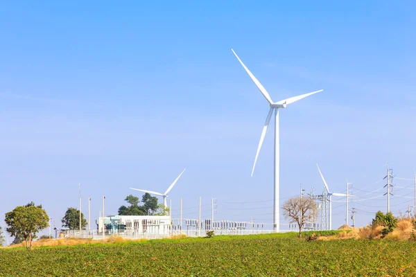 Gerador de energia de turbina eólica e estação elétrica — Fotografia de Stock
