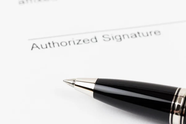 Campo firma sul documento con penna — Foto Stock