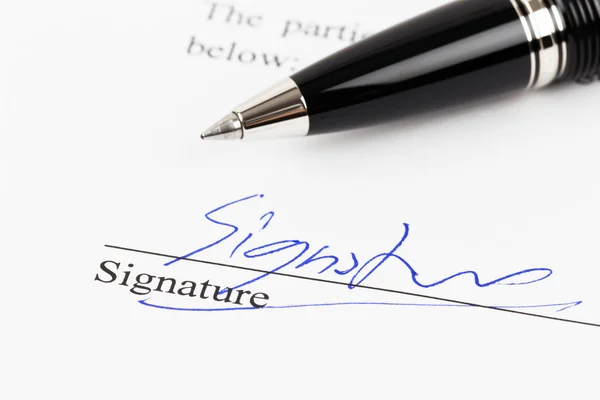 Handtekening op document met pen — Stockfoto