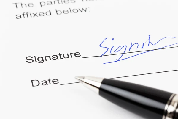 Firma sul documento con penna — Foto Stock