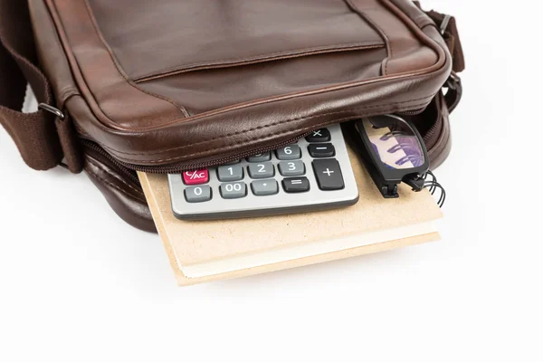 Brązowy torba z notebooka, okulary i kalkulator — Zdjęcie stockowe
