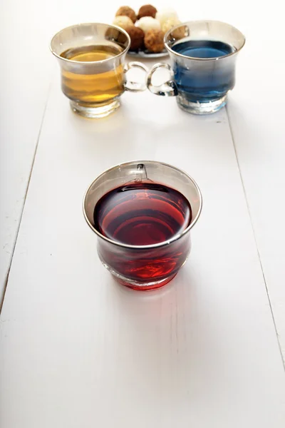 Чашка красного чая на белом столе — стоковое фото