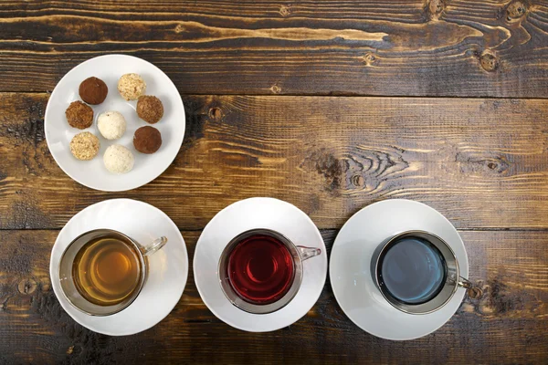 Чашка красного, синего и зеленого чая на старом столе — стоковое фото
