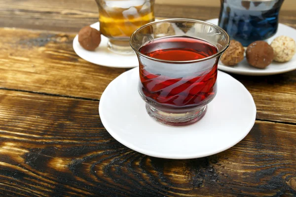 Taza de té rojo en una mesa vieja —  Fotos de Stock